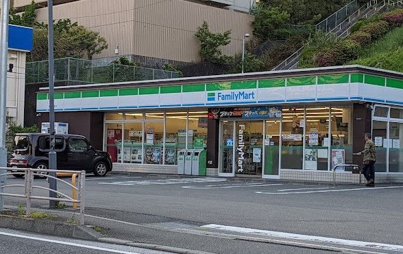 ファミリーマート 鶴ヶ峰本町店の画像