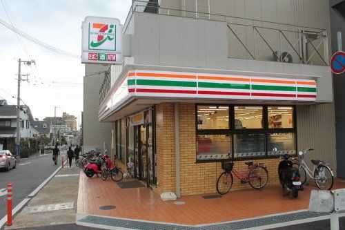 セブンイレブン 神戸本山中町4丁目店の画像