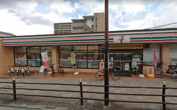 セブンイレブン JR放出駅西店の画像