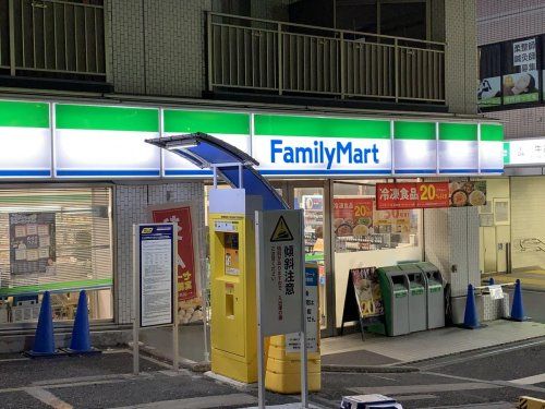 ファミリーマート 牛込柳町駅前店の画像