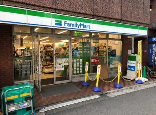 ファミリーマート 都立大学駅西店の画像