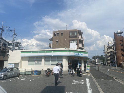 ファミリーマート 緑地公園駅西店の画像