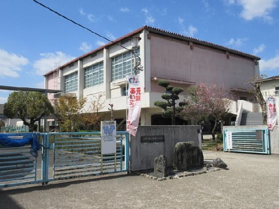 交野市立郡津小学校の画像