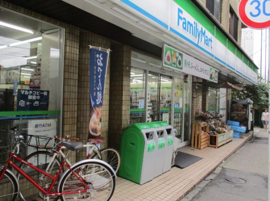 ファミリーマート 用賀二丁目店の画像