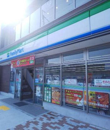 ファミリーマート JR総持寺駅南店の画像