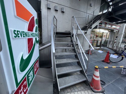 セブンイレブン JR難波駅東店の画像