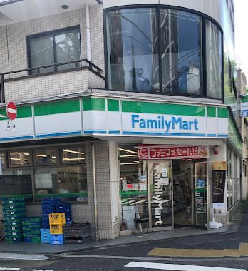 ファミリーマート 中野南台三丁目店の画像