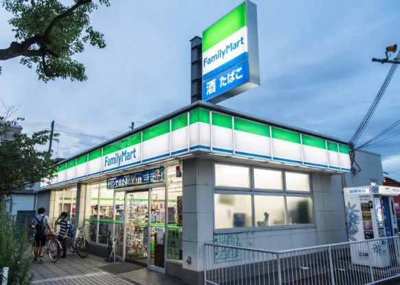 ファミリーマート ＪＲ西宮駅北口店の画像