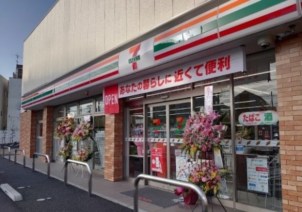 セブンイレブン 足立本木2丁目店の画像