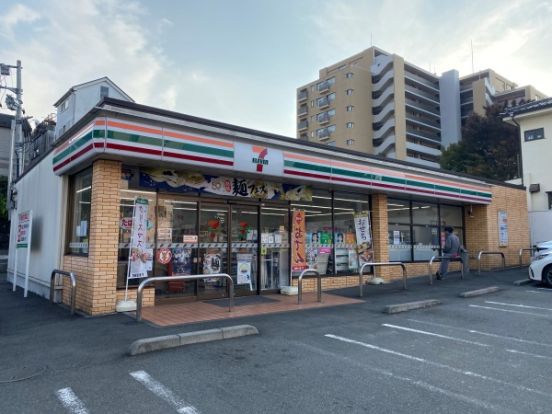 セブンイレブン 多摩諏訪越通り店の画像