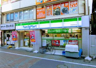 ファミリーマート 用賀駅前店の画像