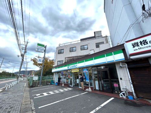 ファミリーマート 堀池石田店の画像