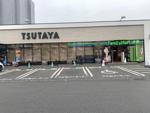 ファミリーマート TSUTAYA三吉店の画像