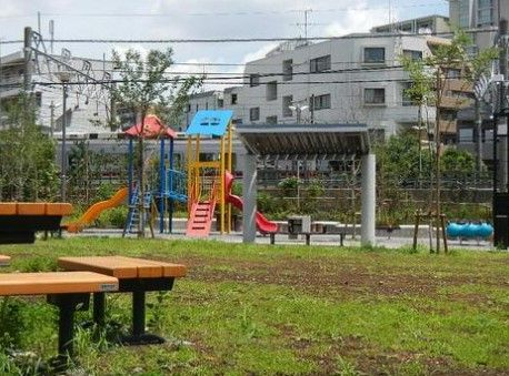 池袋本町電車の見える公園の画像