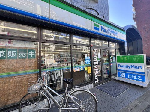 ファミリーマート 南新宿駅前店の画像
