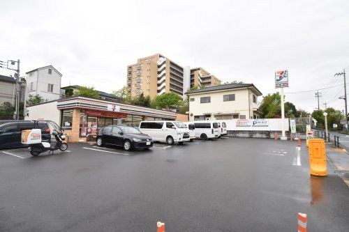 セブン-イレブン 多摩諏訪越通り店の画像