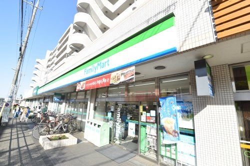 ファミリーマート 唐木田駅前店の画像