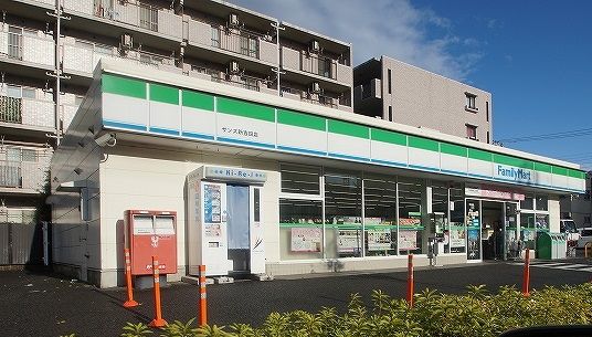 ファミリーマートサンズ新吉田店の画像