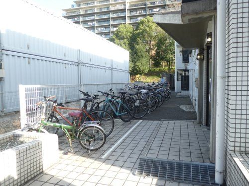 敷地内無料自転車と原付置き場の画像