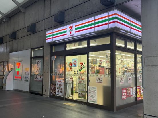 セブンイレブン ハートインJR朝霧駅改札口店の画像