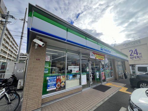 ファミリーマート 豊中東泉丘店の画像