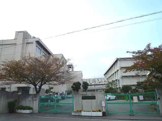 西宮市立真砂中学校の画像