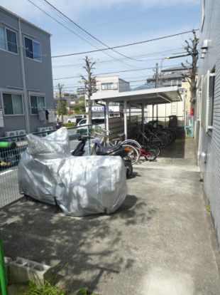 無料のバイク置き場と自転車置き場の画像