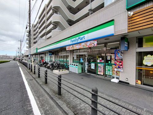 ファミリーマート 唐木田駅前店の画像