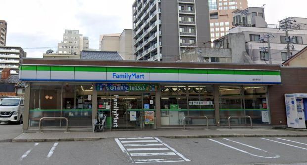 ファミリーマート 金沢本町店の画像
