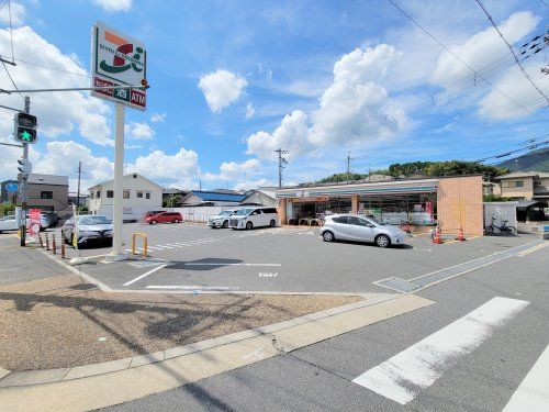 セブンイレブン 生駒有里町店の画像