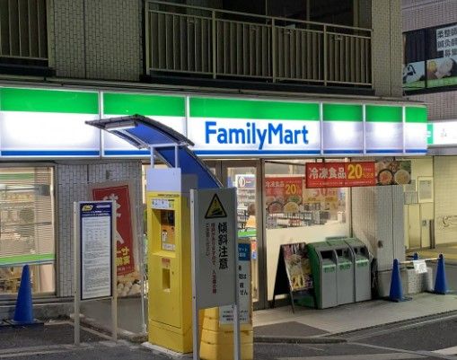 ファミリーマート 牛込柳町駅前店の画像