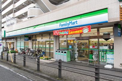 ファミリーマート 唐木田駅前店の画像