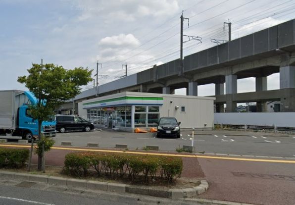 ファミリーマート 女池上山一丁目店の画像