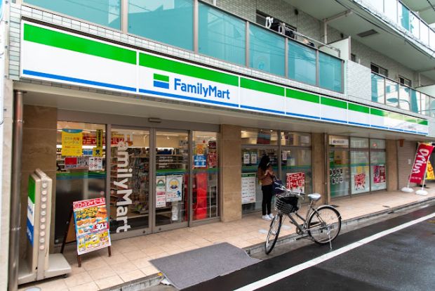 ファミリーマート 椎名町駅南口店の画像