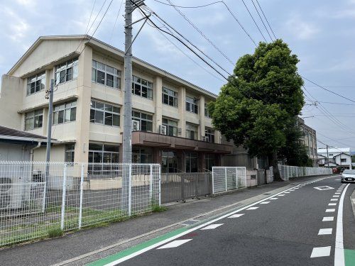 津市立栗葉小学校の画像