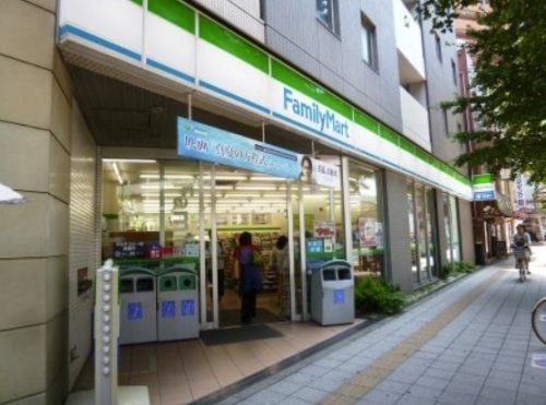 ファミリーマート 三軒茶屋駅南口店の画像