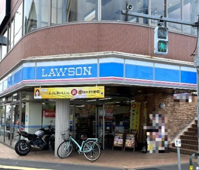 ローソン 足立六町駅前店の画像