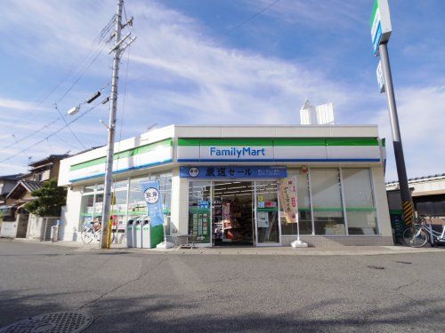 ファミリーマート JR大和小泉駅前店の画像