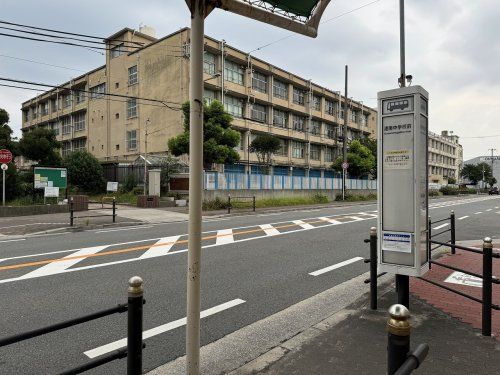 港南中学校前バス停の画像