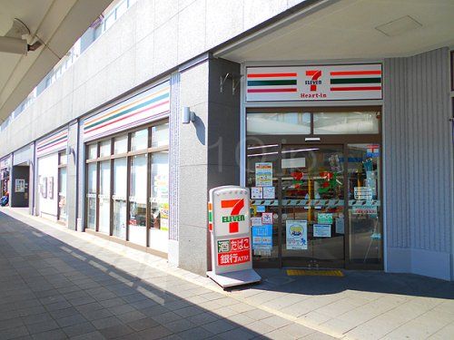 セブンイレブン ハートインJR三田駅南口店の画像