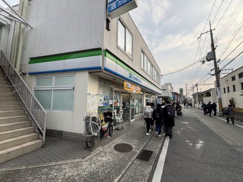 ファミリーマート 阪急門戸厄神駅前店の画像