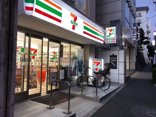 セブンイレブン神宮外苑前西店の画像