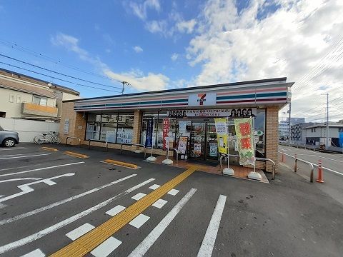 セブンイレブン 南国篠原店の画像