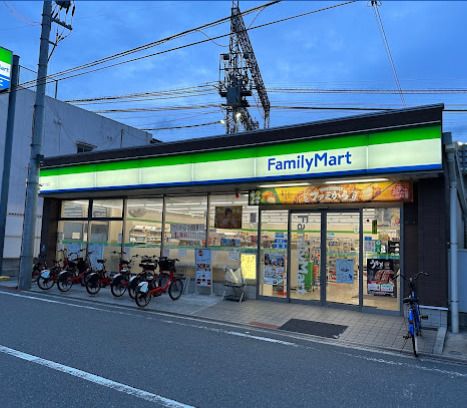 ファミリーマート 新今里四丁目店の画像