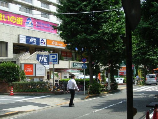 駅東南の商業施設の画像