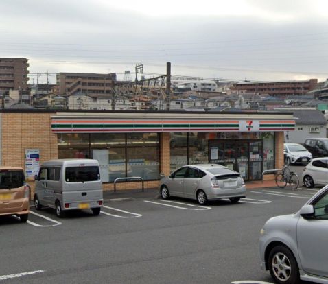 セブンイレブン 横浜本村南店の画像