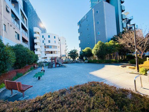 鶴川駅前みちのべ公園の画像