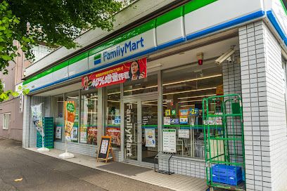 ファミリーマート 本郷通店の画像