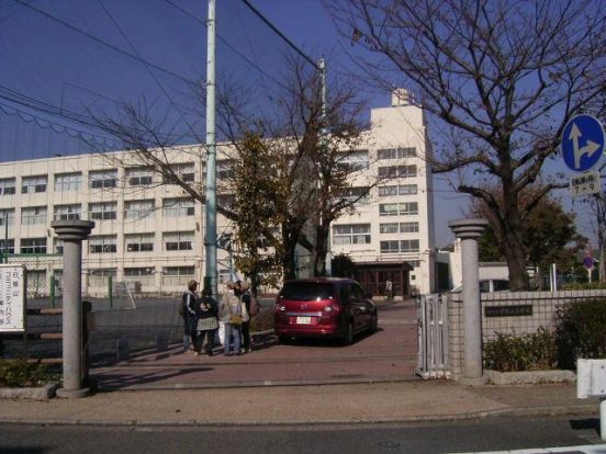 日限山小学校の画像